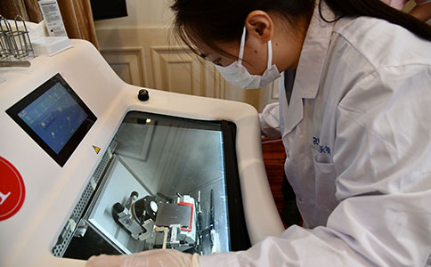 参赛选手使用瑞沃德冷冻切片机进行比赛