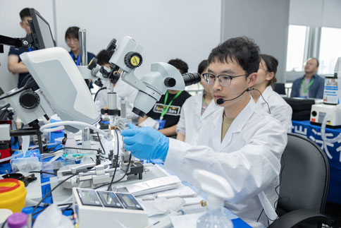 在两期实操课程中，由万金霞老师和罗斌老师带来《病毒注射/光纤埋置》教学实操；瑞沃德光纤记录产品经理何欢和产品营销经理庞朝琴带来《光纤记录信号采集/软件分析》教学实操；瑞沃德动物神经信号研究方案负责人杨静带来《微电极拉制仪使用介绍》；瑞沃德脑立体定位仪产品经理蔡晓文带来《全自动脑立体定位仪使用介绍》等一系列详细的专题讲解。